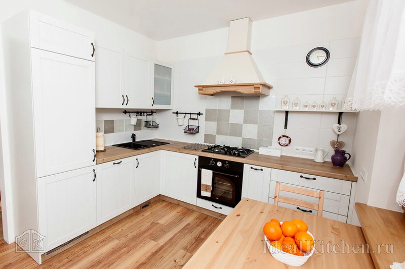 Кухни белые с деревянной столешницей и фартуком фото
