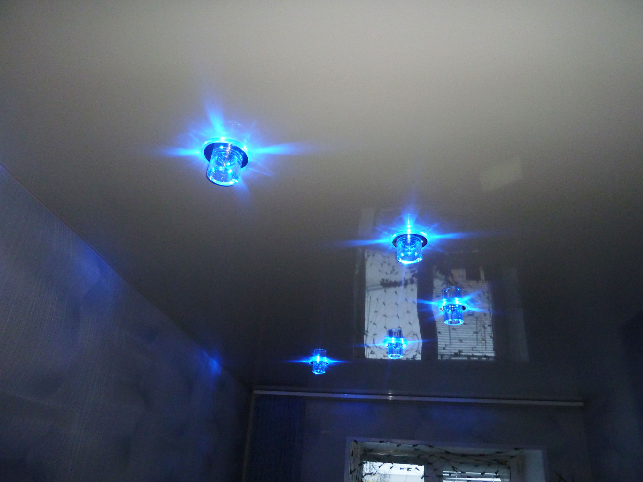 расположение точечных светильников в комнате