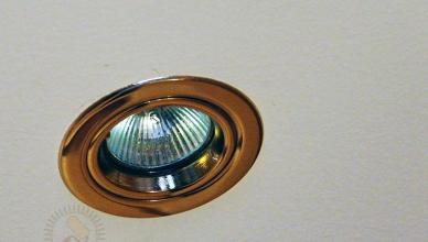 Освещение натяжных потолков: выбор и монтаж светильников